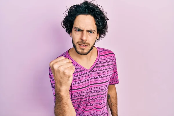 Όμορφος Ισπανός Που Φοράει Ροζ Μπλουζάκι Θυμωμένος Και Οργισμένος Που — Φωτογραφία Αρχείου