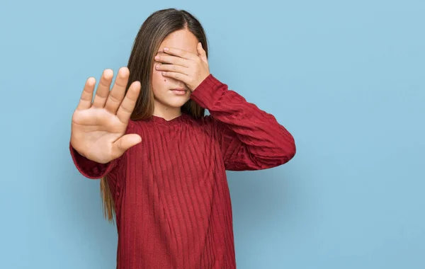 Bella Ragazza Bruna Che Indossa Maglione Casual Che Copre Gli — Foto Stock