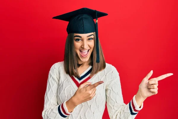 Chica Morena Joven Con Gorra Graduación Sonriendo Mirando Cámara Apuntando — Foto de Stock