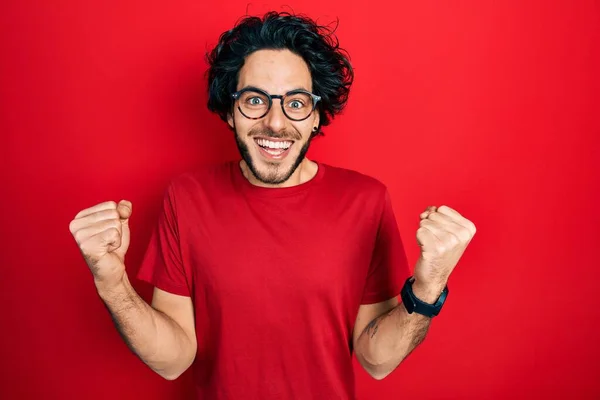Schöner Hispanischer Mann Mit Lässigem Shirt Und Brille Der Überrascht — Stockfoto