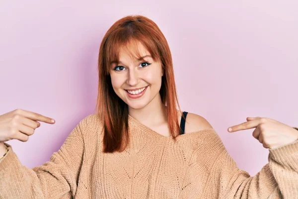 Redhead Ung Kvinna Bär Casual Vinter Tröja Ser Säker Med — Stockfoto