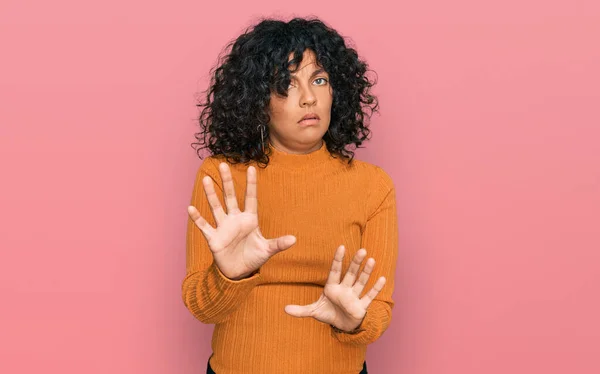 Junge Hispanische Frau Lässiger Kleidung Die Ihre Hände Wegbewegt Zeigt — Stockfoto