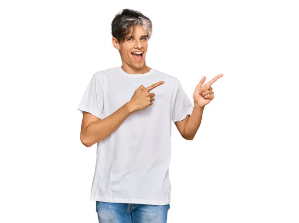 Joven Hispano Vistiendo Camiseta Blanca Casual Sonriendo Mirando Cámara Apuntando —  Fotos de Stock