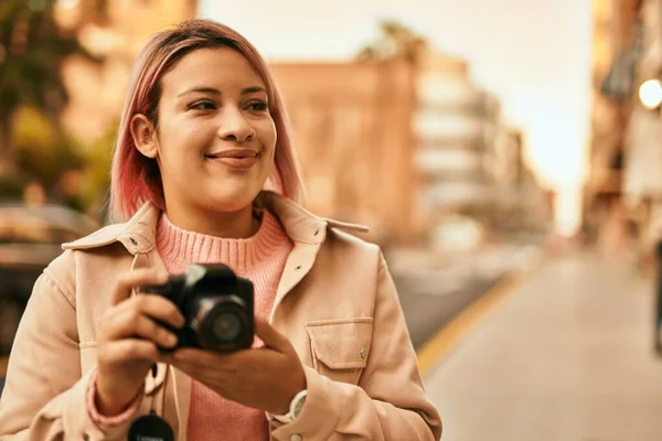 Gadis Hispanik Muda Tersenyum Bahagia Menggunakan Kamera Refleks Kota — Stok Foto