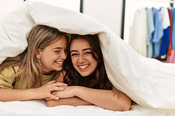 Casal Jovem Sorrindo Cobertura Feliz Com Lençol Deitado Cama — Fotografia de Stock