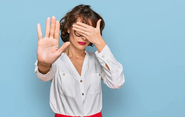 Mujer Hispana Joven Con Estilo Negocios Gafas Cubriendo Los Ojos —  Fotos de Stock