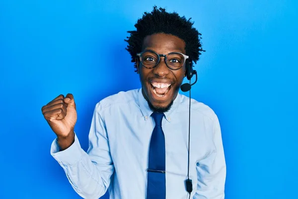 Νεαρός Αφροαμερικάνος Που Φοράει Ακουστικά Τηλεφωνικού Κέντρου Ουρλιάζοντας Περήφανος Γιορτάζοντας — Φωτογραφία Αρχείου