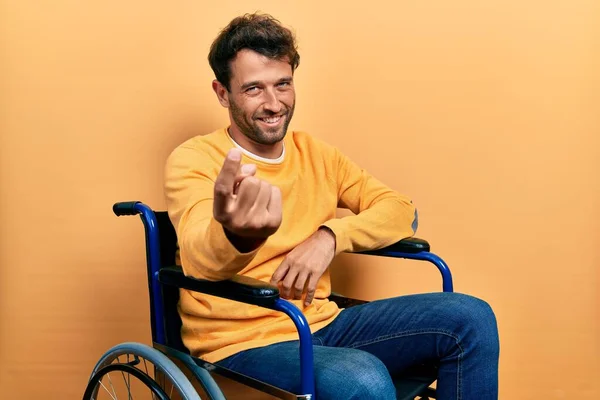 Tekerlekli Sandalyede Oturmuş Sakallı Yakışıklı Adam Seni Çağırıyor — Stok fotoğraf