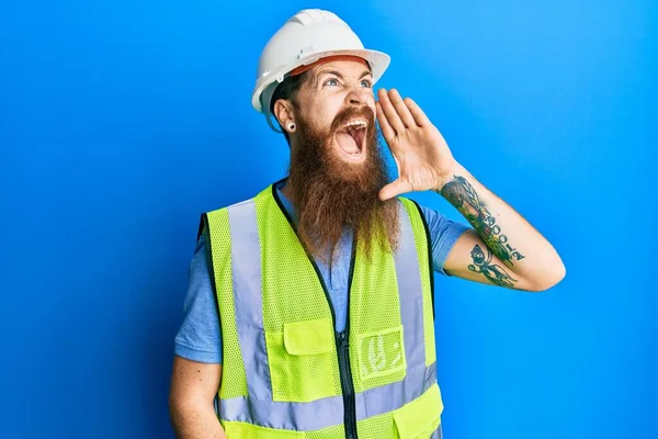 Homem Ruivo Com Barba Comprida Usando Capacete Segurança Casaco Reflexivo — Fotografia de Stock