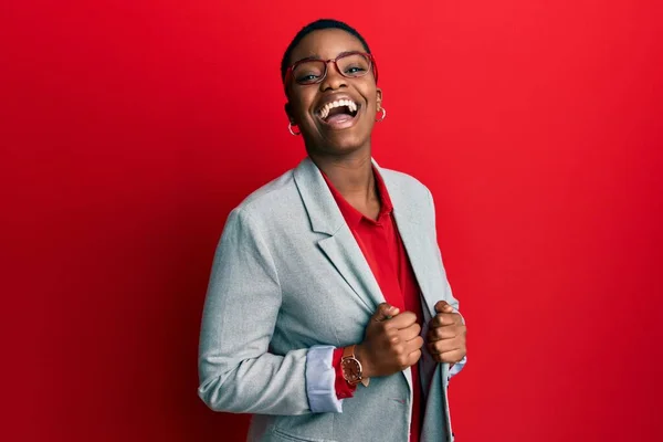 Ung Afrikansk Amerikansk Kvinna Bär Business Jacka Och Glasögon Ler — Stockfoto
