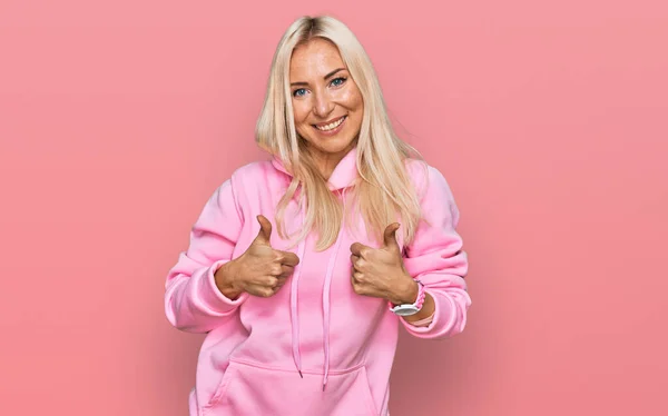 Ung Blond Kvinna Bär Casual Sweatshirt Framgång Tecken Gör Positiv — Stockfoto