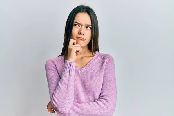 Giovane Ragazza Ispanica Indossa Vestiti Casual Pensando Concentrato Sul Dubbio — Foto Stock