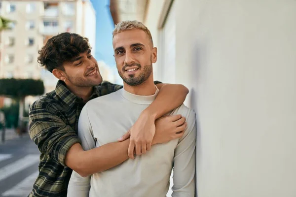 Joven Pareja Gay Sonriendo Feliz Abrazando Ciudad —  Fotos de Stock