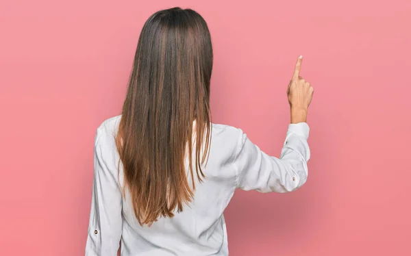 Joven Hermosa Mujer Usando Ropa Casual Posando Hacia Atrás Apuntando —  Fotos de Stock