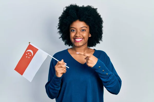 Jong Afrikaans Amerikaans Vrouw Houden Singapore Vlag Glimlachen Gelukkig Wijzend — Stockfoto