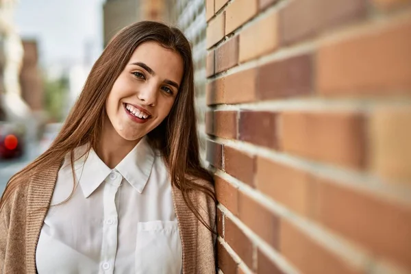 Ung Latinamerikansk Affärskvinna Ler Lycklig Stående Vid Staden — Stockfoto