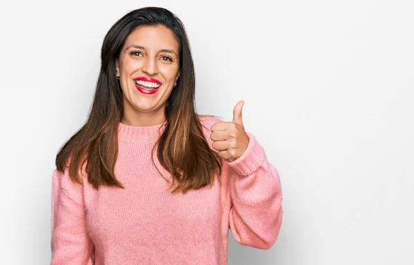 Schöne Hispanische Frau Lässigem Winterpullover Lächelt Glücklich Und Positiv Daumen — Stockfoto