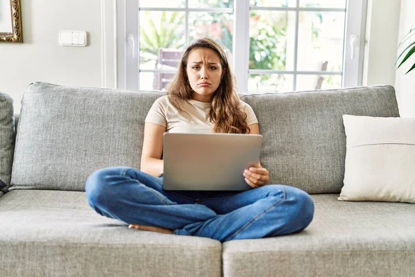 Mooie Jonge Brunette Vrouw Zit Bank Met Behulp Van Computer — Stockfoto