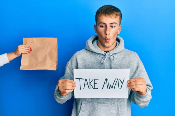 Junge Kaukasische Mann Mit Take Away Banner Reciving Lieferpapiertasche Machen — Stockfoto