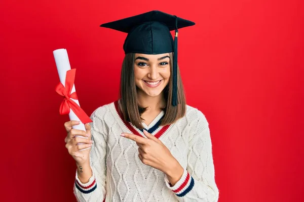 Junges Brünettes Mädchen Mit Diplom Lächelt Glücklich Und Zeigt Mit — Stockfoto