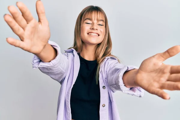 Adolescente Caucasiano Menina Vestindo Roupas Casuais Olhando Para Câmera Sorrindo — Fotografia de Stock