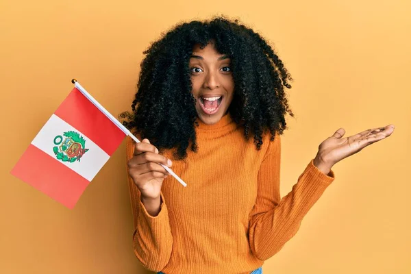 African American Woman Afro Hair Holding Peru Flag Celebrating Achievement — Stock Photo, Image