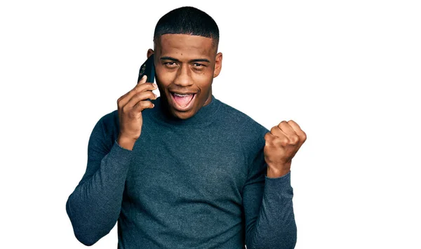 Junger Schwarzer Mann Unterhält Sich Auf Dem Smartphone Und Schreit — Stockfoto