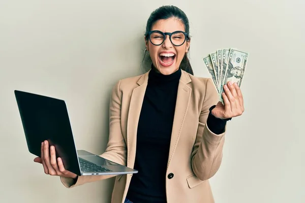 Jovem Hispânica Vestindo Estilo Negócios Segurando Laptop Euros Comemorando Louco — Fotografia de Stock