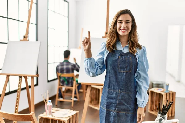 Jovem Artista Mulher Estúdio Arte Mostrando Apontando Para Cima Com — Fotografia de Stock