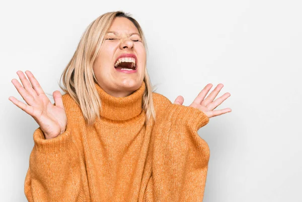 Middelbare Leeftijd Blanke Vrouw Dragen Casual Winter Trui Vieren Gek — Stockfoto