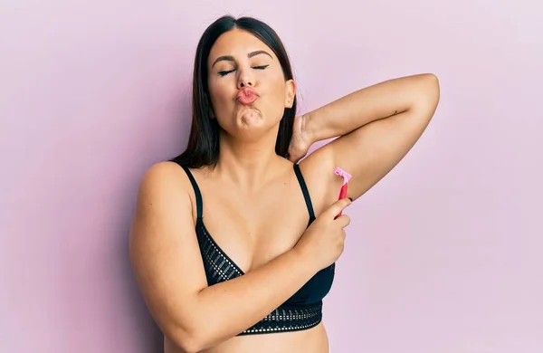 Beautiful Brunette Woman Shaving Armpit Hair Razor Looking Camera Blowing — Stock Photo, Image