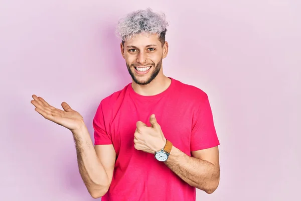 Jonge Spaanse Man Met Modern Geverfd Haar Draagt Casual Roze — Stockfoto