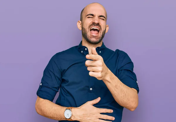 Jovem Hispânico Vestindo Roupas Casuais Rindo Você Apontando Dedo Para — Fotografia de Stock