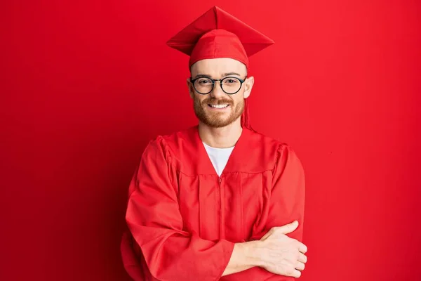 Молодой Рыжий Мужчина Красной Шапочке Выпускного Торжественной Одежде Счастливое Лицо — стоковое фото
