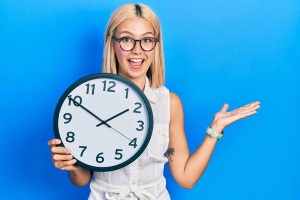 Bella Donna Bionda Che Tiene Grande Orologio Celebrando Raggiungimento Con — Foto Stock