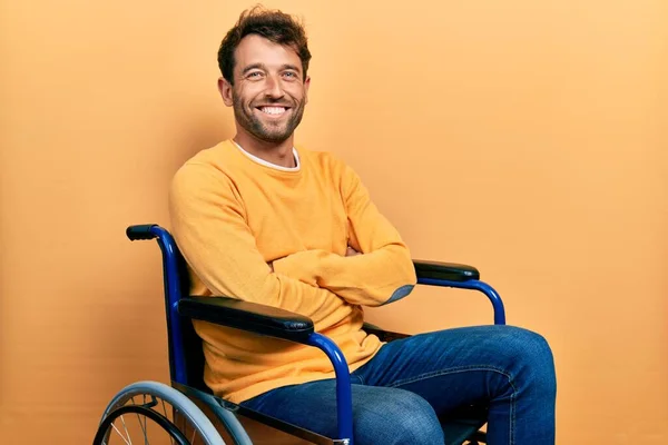 Schöner Mann Mit Bart Sitzt Rollstuhl Und Lächelt Mit Verschränkten — Stockfoto