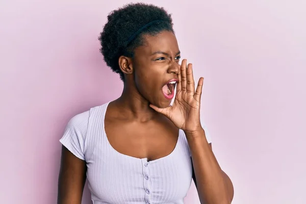 Jovem Afro Americana Vestindo Roupas Casuais Gritando Gritando Alto Para — Fotografia de Stock