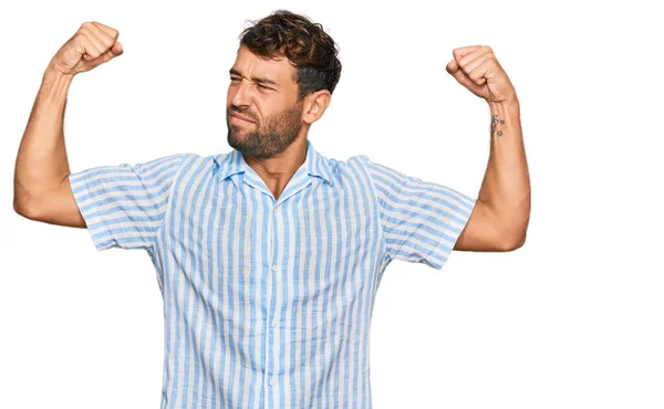Sakallı Sıradan Bir Gömlek Giyen Yakışıklı Genç Adam Kollarında Gururla — Stok fotoğraf