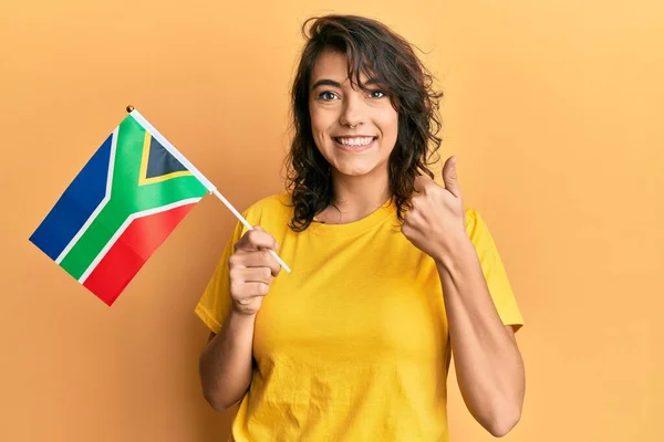 Jovem Hispânica Segurando Notas Rand Sul Africanas Sorrindo Feliz Positivo — Fotografia de Stock