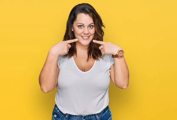 Joven Mujer Talla Grande Con Camiseta Blanca Casual Sonriendo Alegre — Foto de Stock