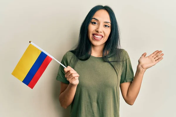 Jeune Fille Hispanique Tenant Drapeau Colombien Célébrant Réalisation Avec Sourire — Photo