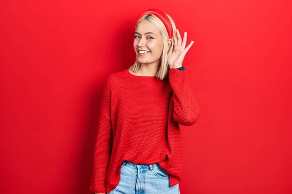 Mulher Loira Bonita Vestindo Camisola Vermelha Casual Sorrindo Com Mão — Fotografia de Stock