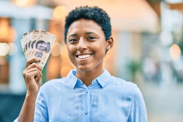Jeune Fille Afro Américaine Souriante Heureuse Tenant Des Billets Mexicains — Photo