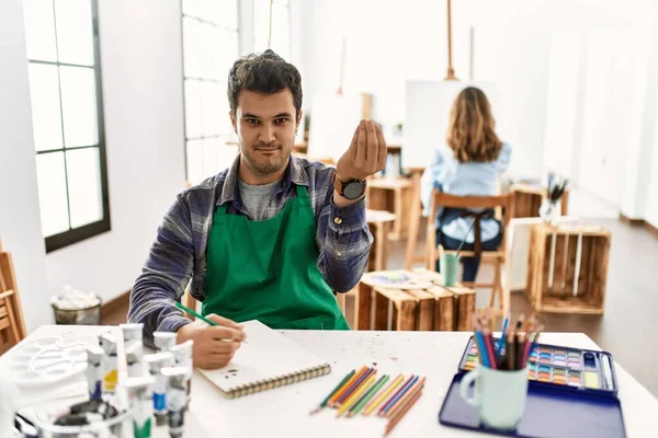 Sanat Stüdyosundaki Genç Sanatçı Parmaklarıyla Italyan Jestleri Yapıyor — Stok fotoğraf