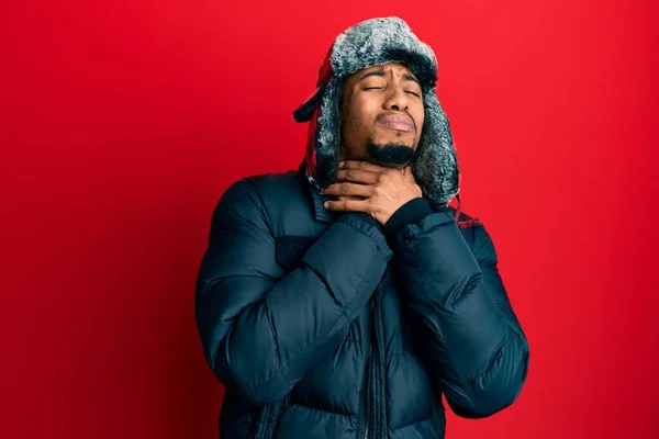 Joven Hombre Afroamericano Con Barba Con Sombrero Invierno Abrigo Gritando — Foto de Stock