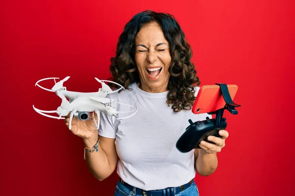 Mulher Hispânica Meia Idade Usando Drone Sorrindo Rindo Forte Voz — Fotografia de Stock