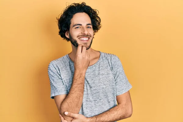 Knappe Latijns Amerikaanse Man Met Casual Grijs Shirt Glimlachend Zelfverzekerd — Stockfoto