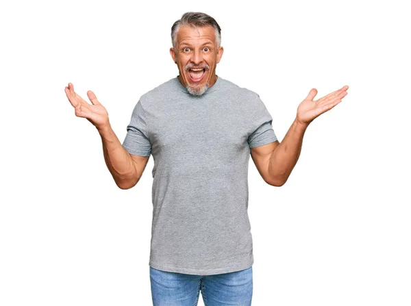 Hombre Pelo Gris Mediana Edad Vistiendo Ropa Casual Celebrando Victoria — Foto de Stock