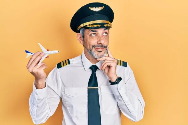Schöner Mann Mittleren Alters Mit Grauen Haaren Flugzeugpilotenuniform Mit Spielzeugflugzeug — Stockfoto