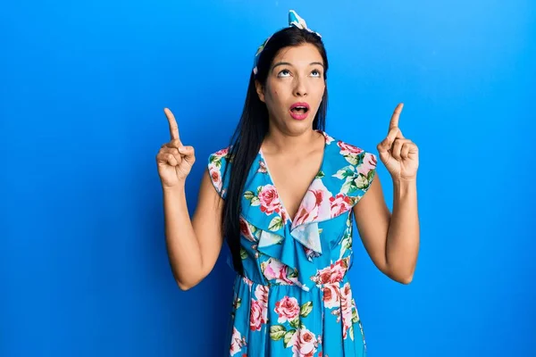 Young Latin Woman Wearing Casual Clothes Amazed Surprised Looking Pointing — Stock Photo, Image